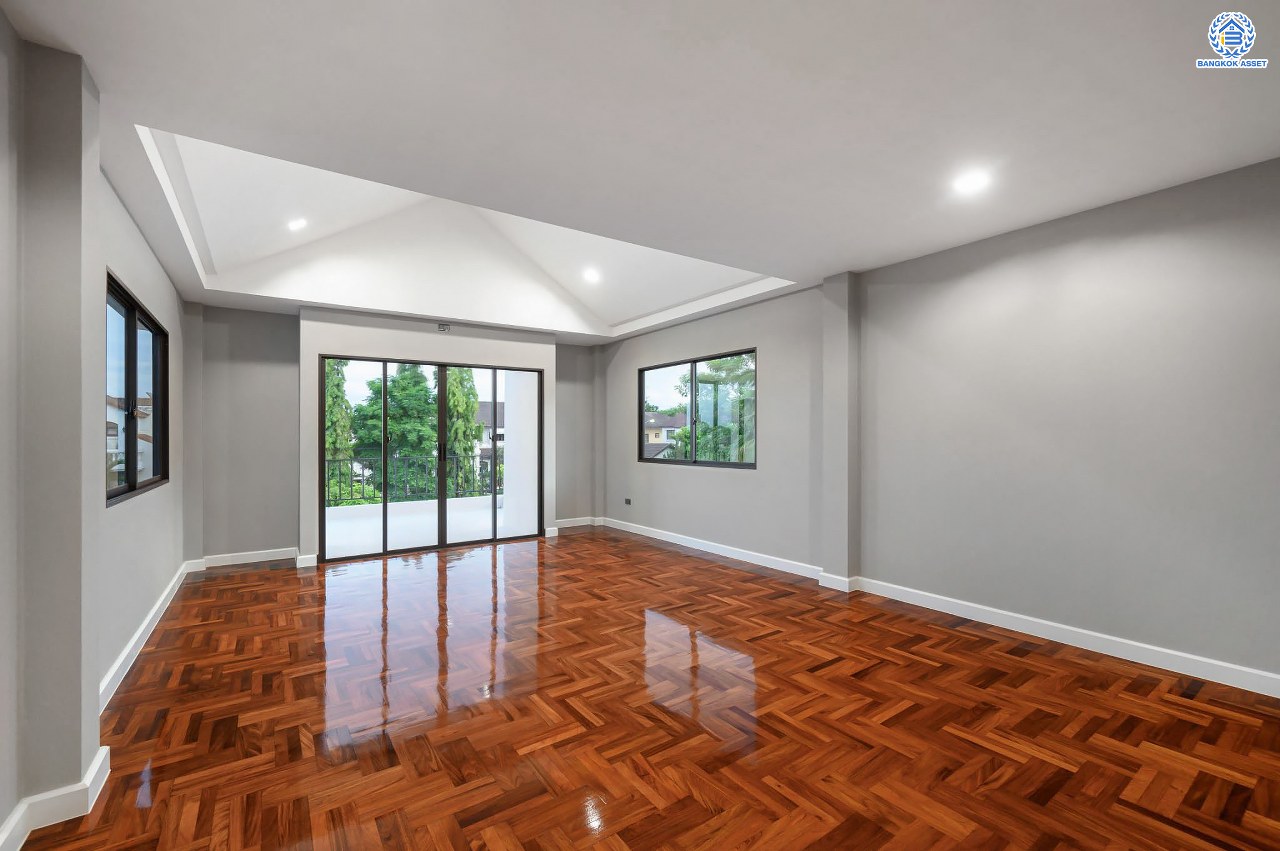 บ้านเดี่ยวฟิลคฤหาสน์มือสองตกแต่งใหม่ แบรนด์ LH ดีไซน์สุดหรูหรา โครงการ ลดาวัลย์ ปิ่นเกล้า เนื้อที่ 214 ตร.ว. บนพื้นที่ใช้สอยถึง 553.48 ตร.ม. ฟังก์ชันจัดเต็ม 4 ห้องนอน 5 ห้องน้ำ 1 ห้องอเนกประสงค์ 1 ห้องแม่บ้าน จอดรถได้ถึง 2 คัน ทำเลติดถนนบรมราชชนนี เชื่อมต่อหลายเส้นทาง ใกล้มหาวิทยาลัยมหิดล และเซ็นทรัลศาลายา